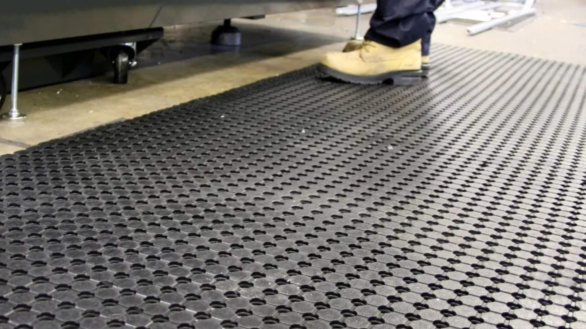  M+A Matting Comfort Flow  Commercial-Grade Drainable  Anti-Fatigue Mat for Wet Areas, Slip Resistant, Chemical Resistant, Welding  Safe, Grease and Oil Proof, (Black, 4' x 6') : Industrial & Scientific